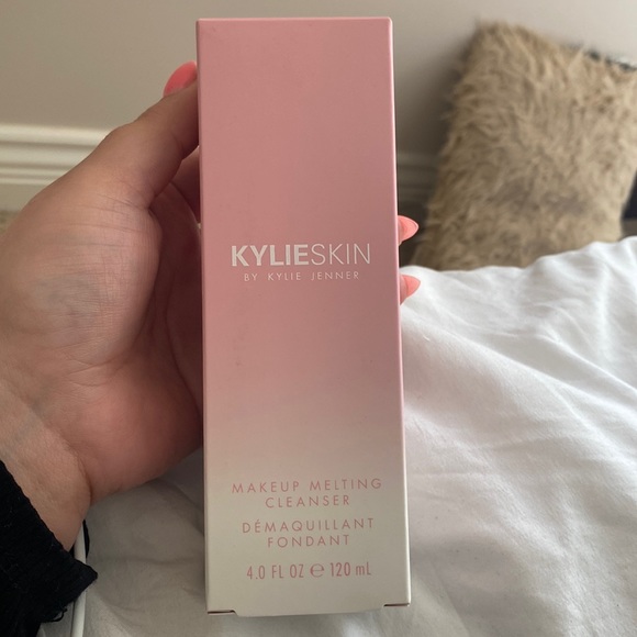 Kylie - Makeup Melting Cleanser 120ml - Picture 4 of 4